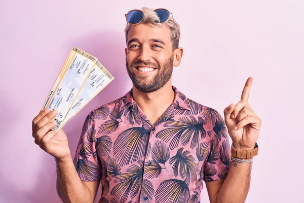 Junger Hübscher Blonder Touristenmann Mit Bart Urlaub Mit Fluggastkarte Lächelnd — Stockfoto