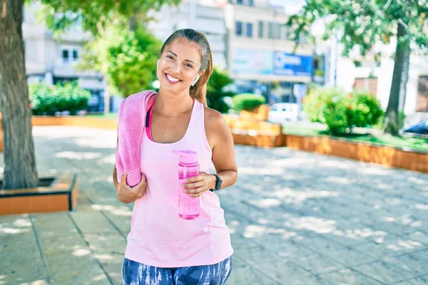 Middelbare Leeftijd Sportvrouw Glimlachend Gelukkig Vasthouden Fles Water Het Park — Stockfoto