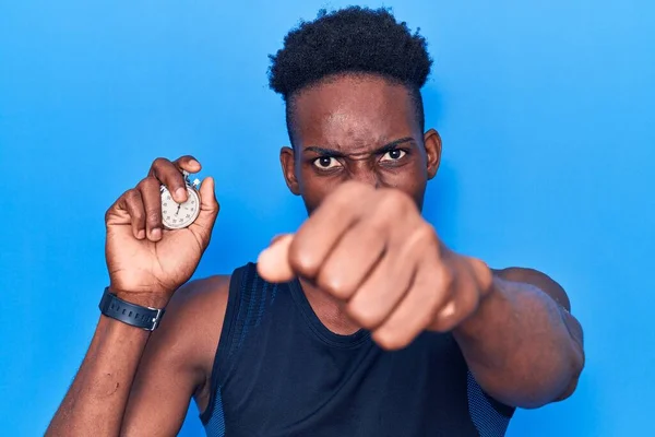 Jonge Afro Amerikaanse Man Die Een Stopwatch Vasthoudt Geïrriteerd Gefrustreerd — Stockfoto