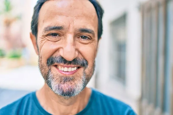 Homem Meia Idade Com Barba Sorrindo Feliz Livre — Fotografia de Stock