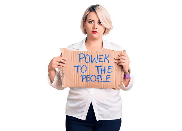 Joven Rubia Más Tamaño Mujer Sosteniendo Poder Gente Banner Pensamiento —  Fotos de Stock