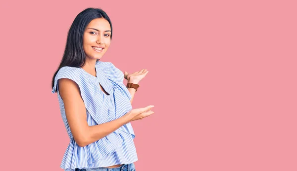 Menina Latina Bonita Nova Vestindo Roupas Casuais Convidando Para Entrar — Fotografia de Stock