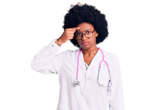 Junge Afrikanisch Amerikanische Frau Arztkittel Und Stethoskop Zeigt Unglücklich Auf — Stockfoto