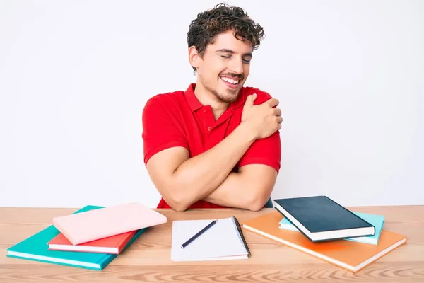 Giovane Uomo Caucasico Con Capelli Ricci Seduto Sul Tavolo Studiare — Foto Stock