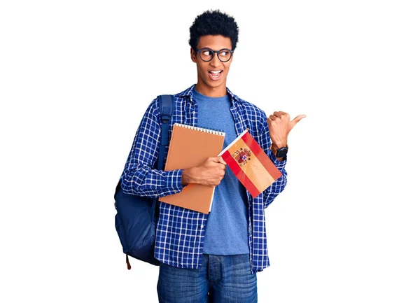 Giovane Uomo Afroamericano Indossando Zaino Studente Tenendo Bandiera Spagnola Punta — Foto Stock