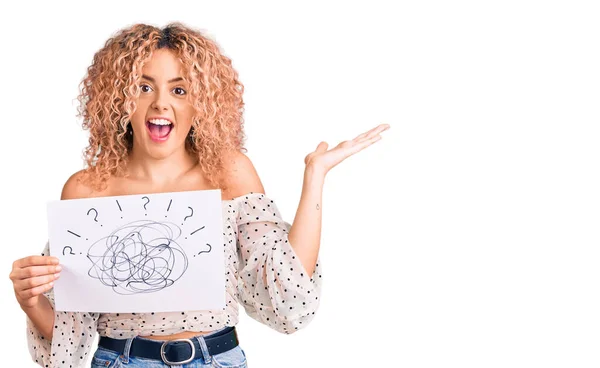 Jovem Loira Com Cabelo Encaracolado Segurando Rabiscos Desenhar Celebrando Vitória — Fotografia de Stock