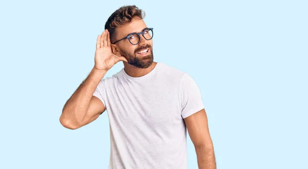 Fiatal Spanyol Férfi Alkalmi Ruhát Szemüveget Visel Fültől Fülig Mosolyog — Stock Fotó