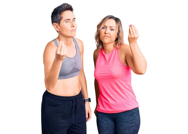 Paar Frauen Sportkleidung Machen Italienische Geste Mit Selbstbewusstem Ausdruck Hand — Stockfoto