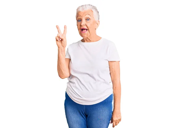 Senior Bella Donna Con Gli Occhi Azzurri Capelli Grigi Indossa — Foto Stock