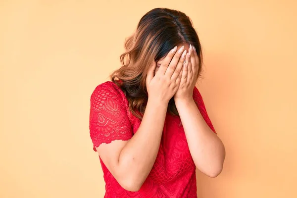 Jovem Bela Mulher Caucasiana Vestindo Roupas Casuais Com Expressão Triste — Fotografia de Stock