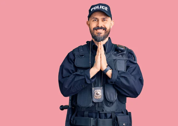 Jovem Homem Bonito Vestindo Uniforme Policial Orando Com Mãos Juntas — Fotografia de Stock