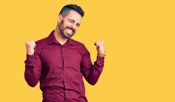 Ung Latinamerikan Man Bär Casual Kläder Mycket Glad Och Upphetsad — Stockfoto