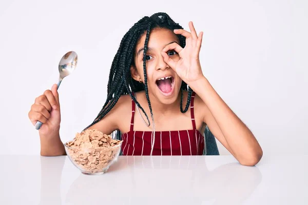 Jong Afrikaans Amerikaans Meisje Kind Met Vlechten Zitten Tafel Eten — Stockfoto