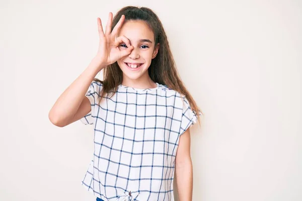 Linda Niña Hispana Vistiendo Ropa Casual Sonriendo Feliz Haciendo Bien —  Fotos de Stock