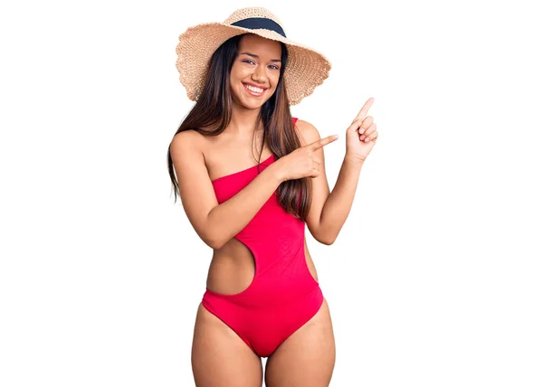 Menina Latina Bonita Nova Vestindo Roupa Banho Chapéu Verão Sorrindo — Fotografia de Stock