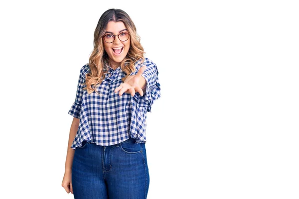 Joven Mujer Caucásica Vistiendo Ropa Casual Sonriente Amable Ofreciendo Apretón — Foto de Stock