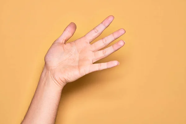 Mano Joven Caucásico Mostrando Los Dedos Sobre Fondo Amarillo Aislado — Foto de Stock