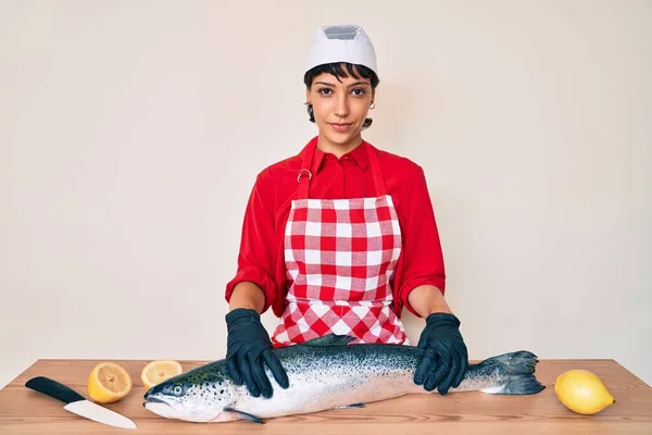 Hermosa Mujer Morena Pescadero Cocinar Salmón Crudo Fresco Relajado Con —  Fotos de Stock