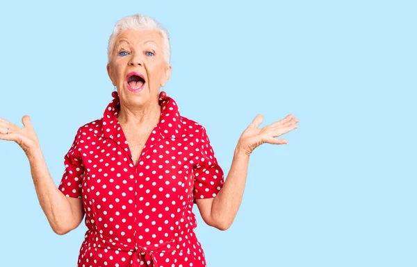 Senior Hermosa Mujer Con Los Ojos Azules Pelo Gris Con — Foto de Stock