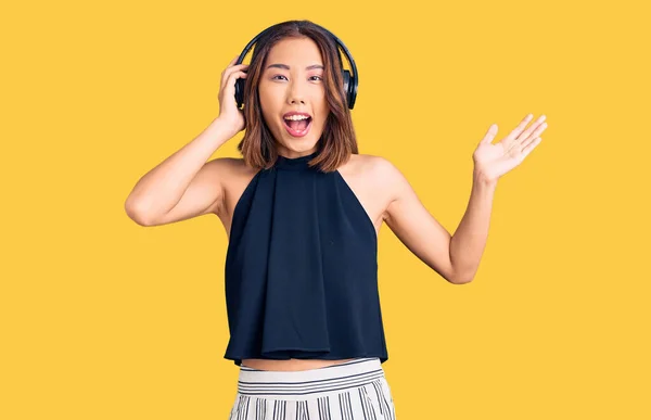 Jong Mooi Chinees Meisje Luisteren Naar Muziek Met Behulp Van — Stockfoto