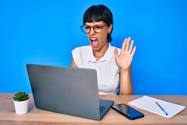 Hermosa Morena Mujer Trabajando Oficina Haciendo Videollamadas Enojada Loca Gritando — Foto de Stock