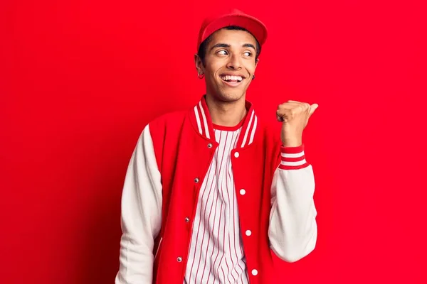 Joven Hombre Amerciano Africano Vistiendo Uniforme Béisbol Sonriendo Con Cara —  Fotos de Stock