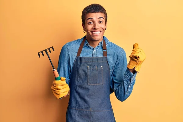 Jonge Afrikaanse Amerikaanse Man Draagt Tuinman Schort Handschoenen Met Hark — Stockfoto