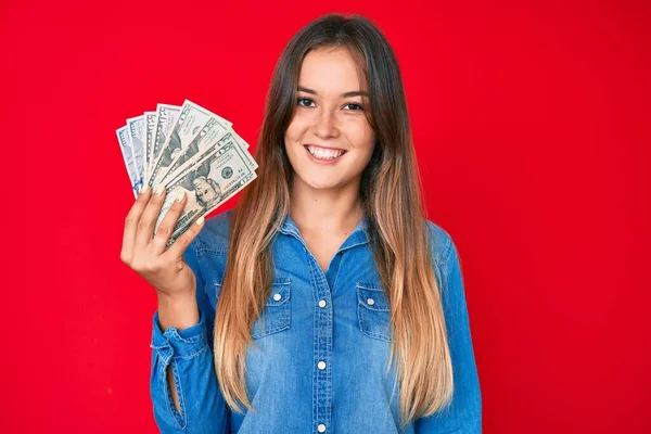 Mulher Branca Bonita Segurando Dólares Olhando Positivo Feliz Sorrindo Com — Fotografia de Stock