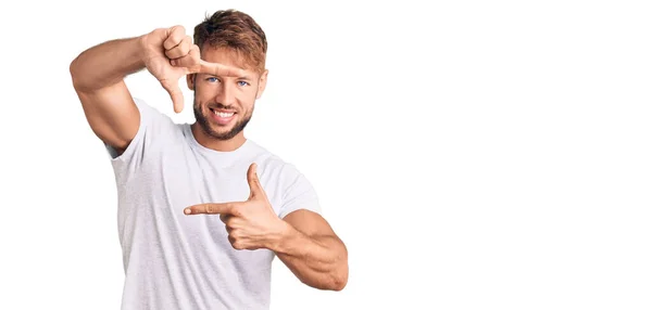 Νεαρός Καυκάσιος Άντρας Λευκό Πουκάμισο Που Χαμογελά Κάνοντας Κορνίζα Χέρια — Φωτογραφία Αρχείου