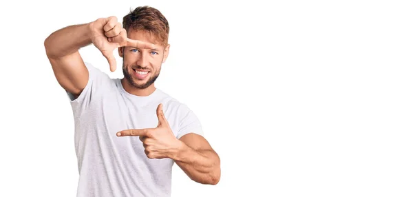 Jovem Caucasiano Vestindo Camiseta Branca Casual Sorrindo Fazendo Moldura Com — Fotografia de Stock