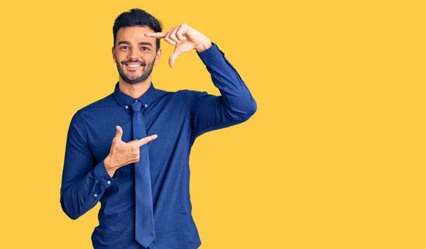 Ung Stilig Latinamerikansk Man Klädd Affärskläder Leende Gör Ram Med — Stockfoto