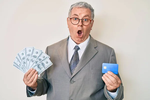 Elinde Kredi Kartı Dolar Tutan Kıdemli Gri Saçlı Adam Şaşkınlık — Stok fotoğraf