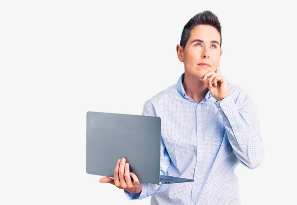 Jonge Vrouw Met Kort Haar Houden Laptop Serieus Gezicht Denken — Stockfoto