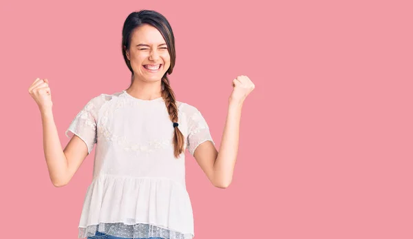 Joven Chica Hermosa Vistiendo Camiseta Casual Muy Feliz Emocionada Haciendo —  Fotos de Stock