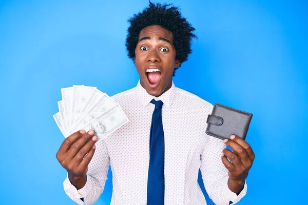 Snygg Afrikansk Amerikansk Man Med Afro Hår Håller Plånbok Och — Stockfoto