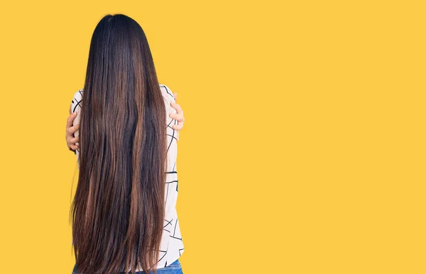 Jovem Mulher Chinesa Bonita Vestindo Camisa Casual Abraçando Feliz Positivo — Fotografia de Stock