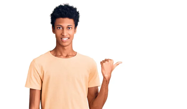 Joven Hombre Afroamericano Vistiendo Ropa Casual Sonriendo Con Cara Feliz —  Fotos de Stock