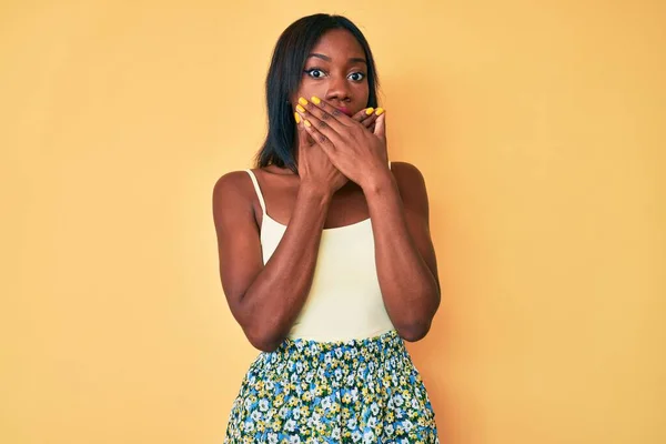カジュアルな服を着た若いアフリカ系アメリカ人女性が誤って手で口をカバーショックを受けた 秘密の概念 — ストック写真