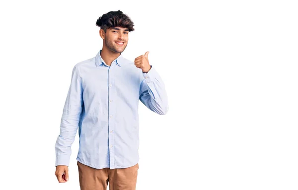 Joven Hombre Hispano Con Camisa Casual Sonriendo Con Cara Feliz —  Fotos de Stock