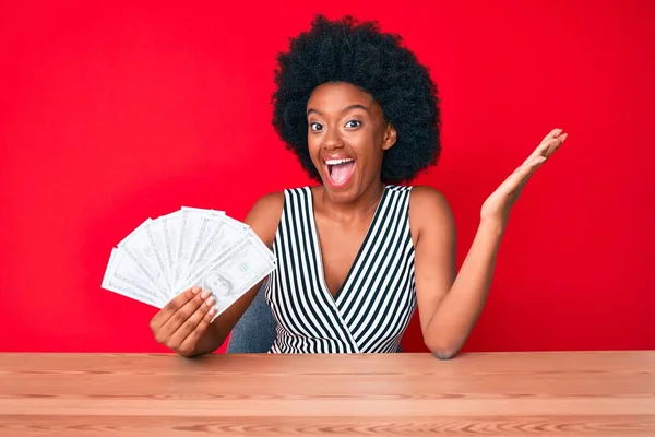 Jovem Afro Americana Segurando Dólares Celebrando Vitória Com Sorriso Feliz — Fotografia de Stock