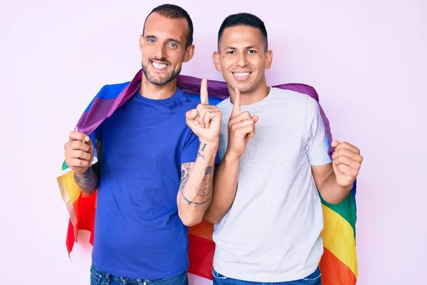 Joven Gay Pareja Dos Hombres Sosteniendo Arco Iris Lgbtq Bandera — Foto de Stock