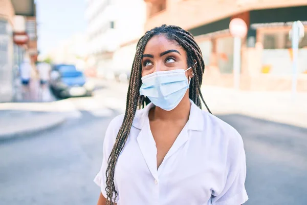 Νεαρή Αφροαμερικανή Γυναίκα Κοτσίδες Που Φοράει Μάσκα Ασφαλείας Covid Μια — Φωτογραφία Αρχείου