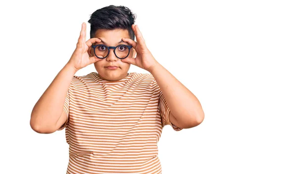 Niño Pequeño Con Ropa Casual Gafas Tratando Abrir Los Ojos —  Fotos de Stock