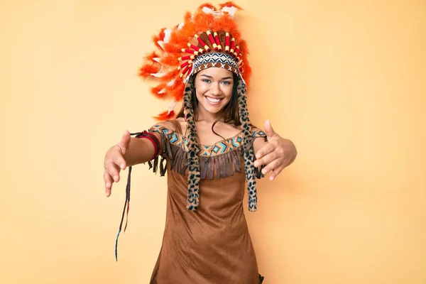 Mladá Krásná Latinská Dívka Indiánském Kostýmu Dívá Kamery Usmívá Otevřenou — Stock fotografie