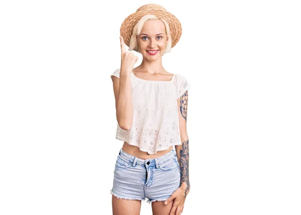 Mujer Rubia Joven Con Tatuaje Con Sombrero Verano Que Muestra — Foto de Stock