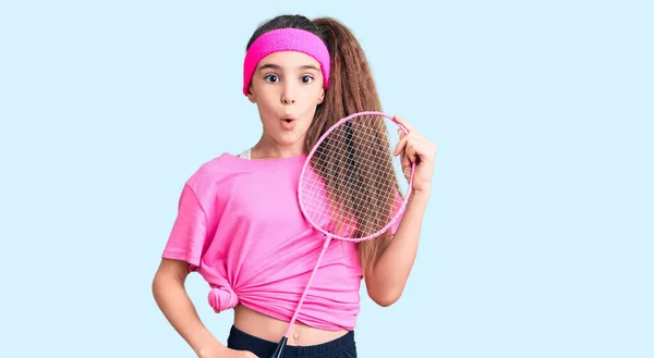 Schattig Hispanic Kind Meisje Met Badminton Racket Bang Verbaasd Met — Stockfoto