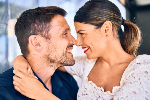 Jovem Casal Bonito Sorrindo Feliz Confiante Sentado Com Sorriso Cara — Fotografia de Stock