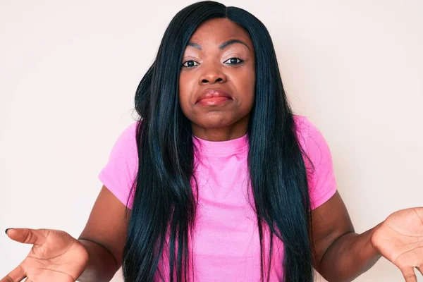 Молодая Африканская Американка Повседневной Одежде Невежественное Запутанное Выражение Лица Поднятыми — стоковое фото