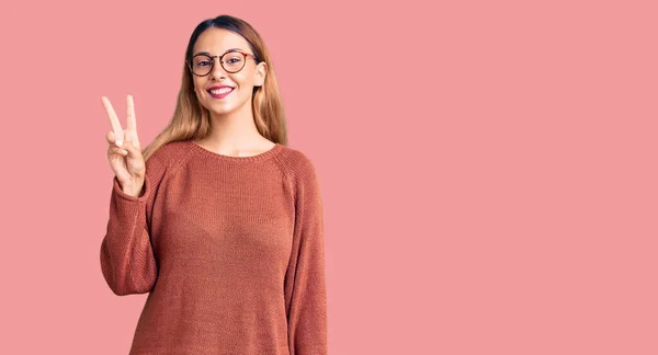 Vacker Ung Kvinna Bär Casual Kläder Och Glasögon Som Visar — Stockfoto