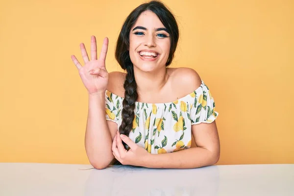 Brunette Tiener Meisje Dragen Casual Kleding Zitten Tafel Tonen Wijzen — Stockfoto